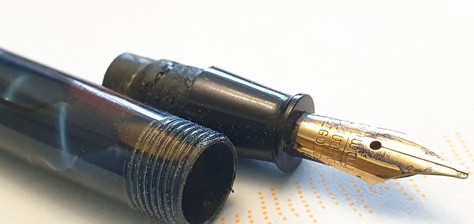 A vintage Conway Stewart “Dinkie” 550 gets a new sac. | Fountain